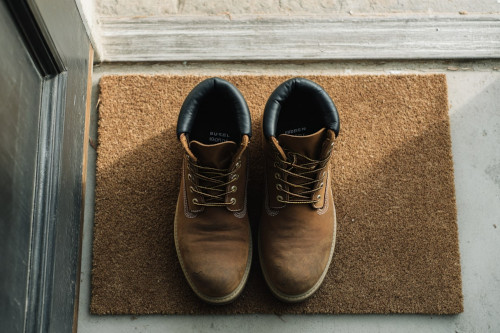 Jakie buty robocze na haluksy wybrać? Poradnik zakupowy